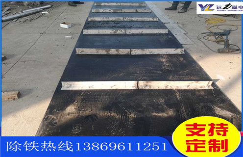 不銹鋼除鐵器皮帶廠家服務湖南皮帶懸掛式除鐵器，除鐵器卸鐵皮帶主要是安裝在各個型號的電磁、永磁自卸式除鐵器上，當輸料皮帶上的散狀物料經過自卸除鐵器底部時，混雜在物料中的鐵磁性雜質在除鐵器磁芯強大的磁場力作用下被吸附到除鐵器卸鐵皮帶上，由不停運轉的卸鐵皮帶將吸附住的鐵雜質刮出，卸進集鐵箱，從而達到自動連續除鐵的目的。無需人工清理，實現了自動化除鐵。  一、不銹鋼除鐵器皮帶廠家服務湖南皮帶懸掛式除鐵器選型指南：  1.提供卸鐵皮帶準確的帶寬、周長及厚度。  2.了解清楚所需卸鐵皮帶為一次性成型的環帶還是帶接頭式的，其次確認卸鐵刮板為膠條一體式刮板還是不銹鋼刮板。  注：一般情況下，除鐵器生產廠家在生產除鐵器時用的是一次性成型的環帶，但用戶在后期更換時，一次性成型的環帶不方便更換及安裝，需將除鐵器大拆大卸，套上卸鐵皮帶之后，然后重新組裝，更換非常麻煩。帶接頭式的卸鐵皮帶就很大程度上解決了這一問題，省去了拆裝除鐵器的過程，只需要將皮帶安裝之后在接頭處對接即可,省時省力，結實耐用。  二、不銹鋼除鐵器皮帶廠家服務湖南皮帶懸掛式除鐵器  除鐵器接通電源后，勵磁系統產生強大的磁場，當輸送機械上的散狀物料經過除鐵器下方時，混雜在物料中的鐵磁性雜物，在除鐵器磁場力作用下被不斷吸起(鐵磁性雜物重量為0.1-25kg)，吸附在除鐵器下表面上，當需要除去吸附在除鐵器上的鐵磁性雜物時，可將除鐵器移至集鐵箱上方，切斷勵磁電源設備磁場消失，鐵磁性雜物在重力作用下掉入集鐵箱中。